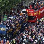 El autobús con los jugadores del FC Barcelona durante la celebración con la afición del nuevo título de Liga.