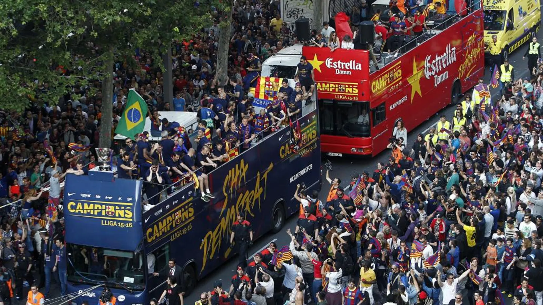 El autobús con los jugadores del FC Barcelona durante la celebración con la afición del nuevo título de Liga.