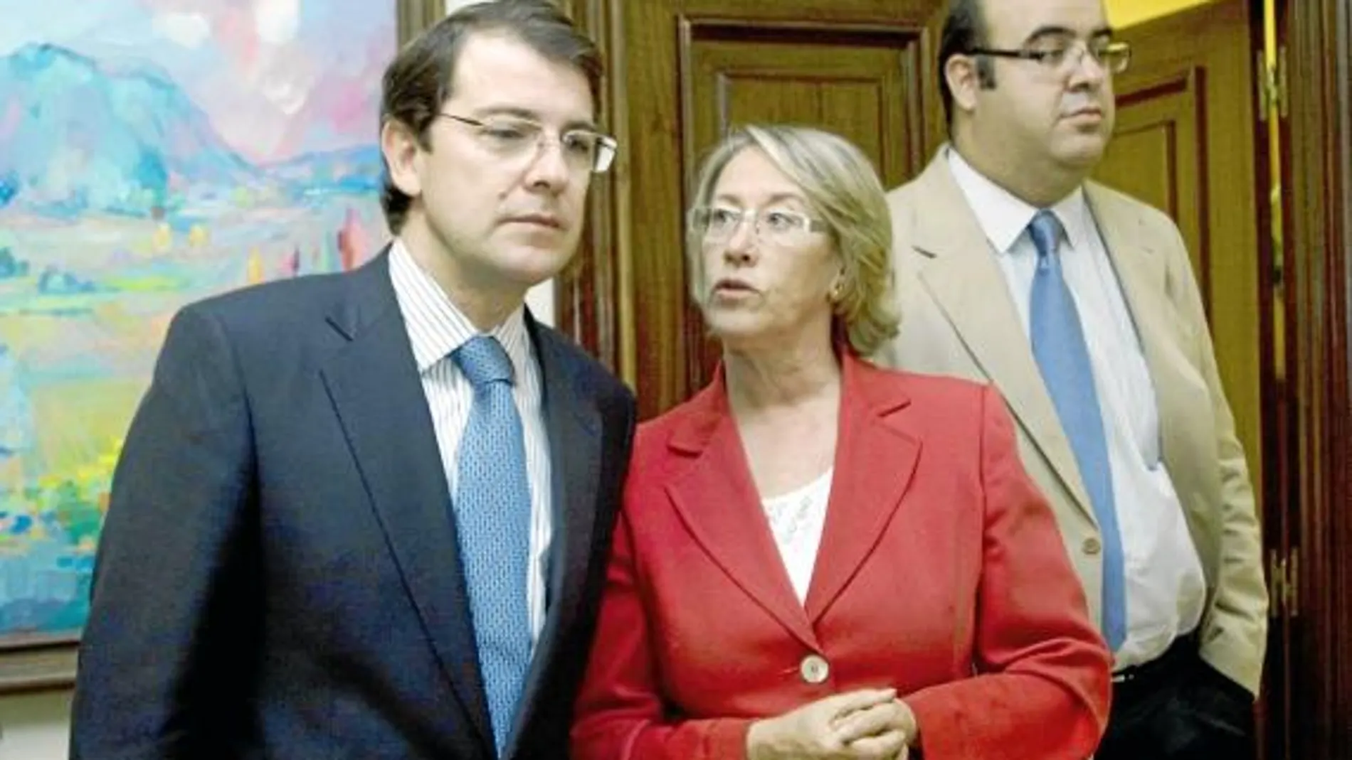 Fernández Mañueco e Isabel Jiménez, tras el encuentro que mantuvieron