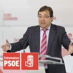Guillermo Fernández Vara, durante la rueda de prensa que ha ofrecido para analizar los resultados electorales.