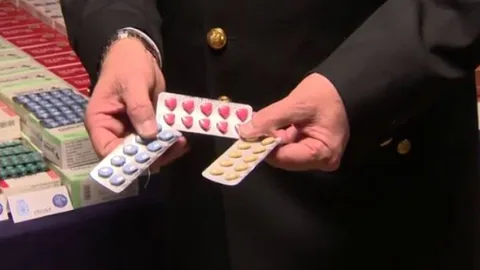 Se han intervenido 10,5 kilos del principio activo tadalafilo, con el que se habrían fabricado alrededor de 2 millones de cápsulas, más de 100.000 cápsulas con medicamento preparadas para venta.