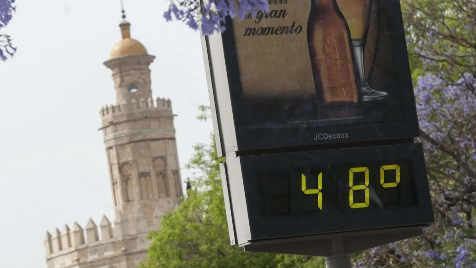 Un termómetro con la lectura de 48 grados en una calle de Sevilla.