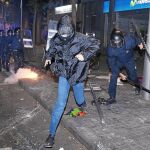 Un okupa huye de los agentes tras cometer uno de los actos vandálicos de Barcelona
