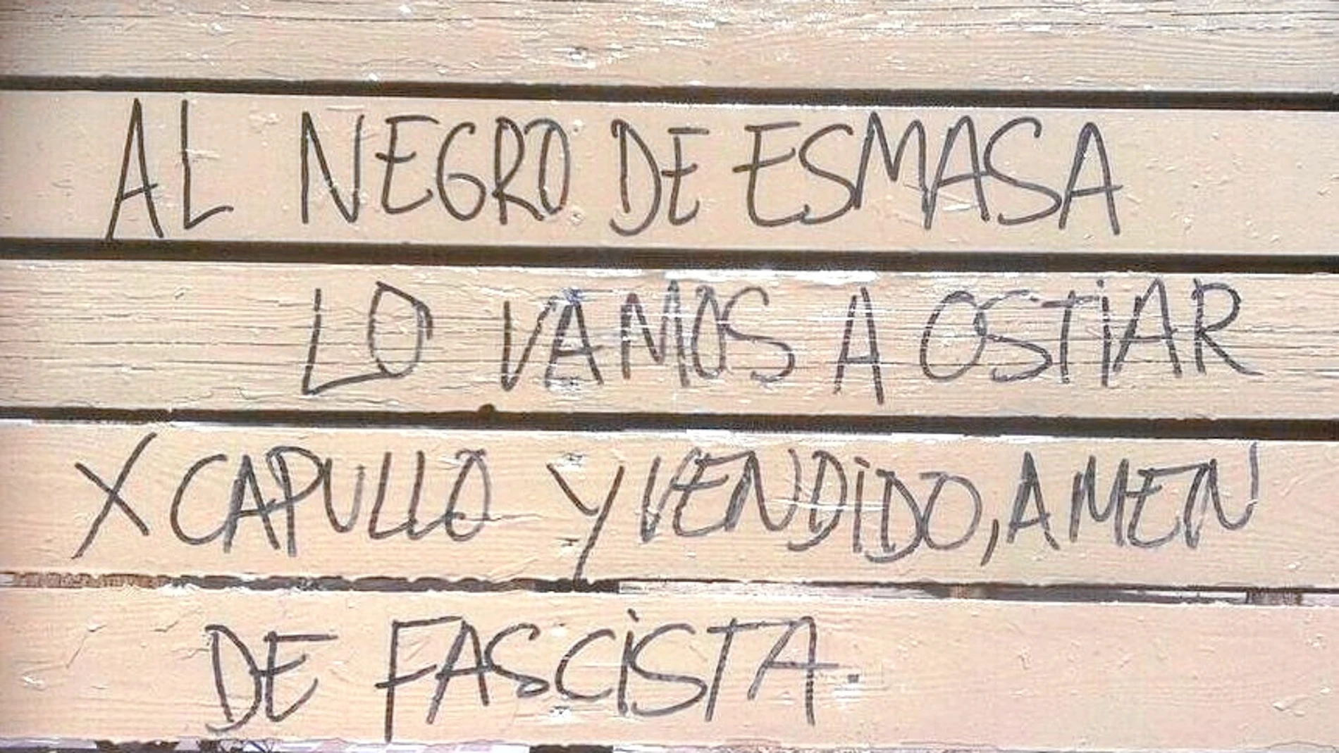 Las pintadas amenazantes contra Kudia, empleado de Esmasa, y contra el alcalde, David Pérez, aparecieron el domingo por la mañana en el parque San Pedro Bautista