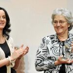 La consejera de Agricultura y Ganadería, Silvia Clemente, entrega el premio a Soledad Gallego