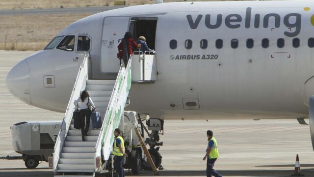 Varios pasajeros suben a un Airbus A320 de Vueling.