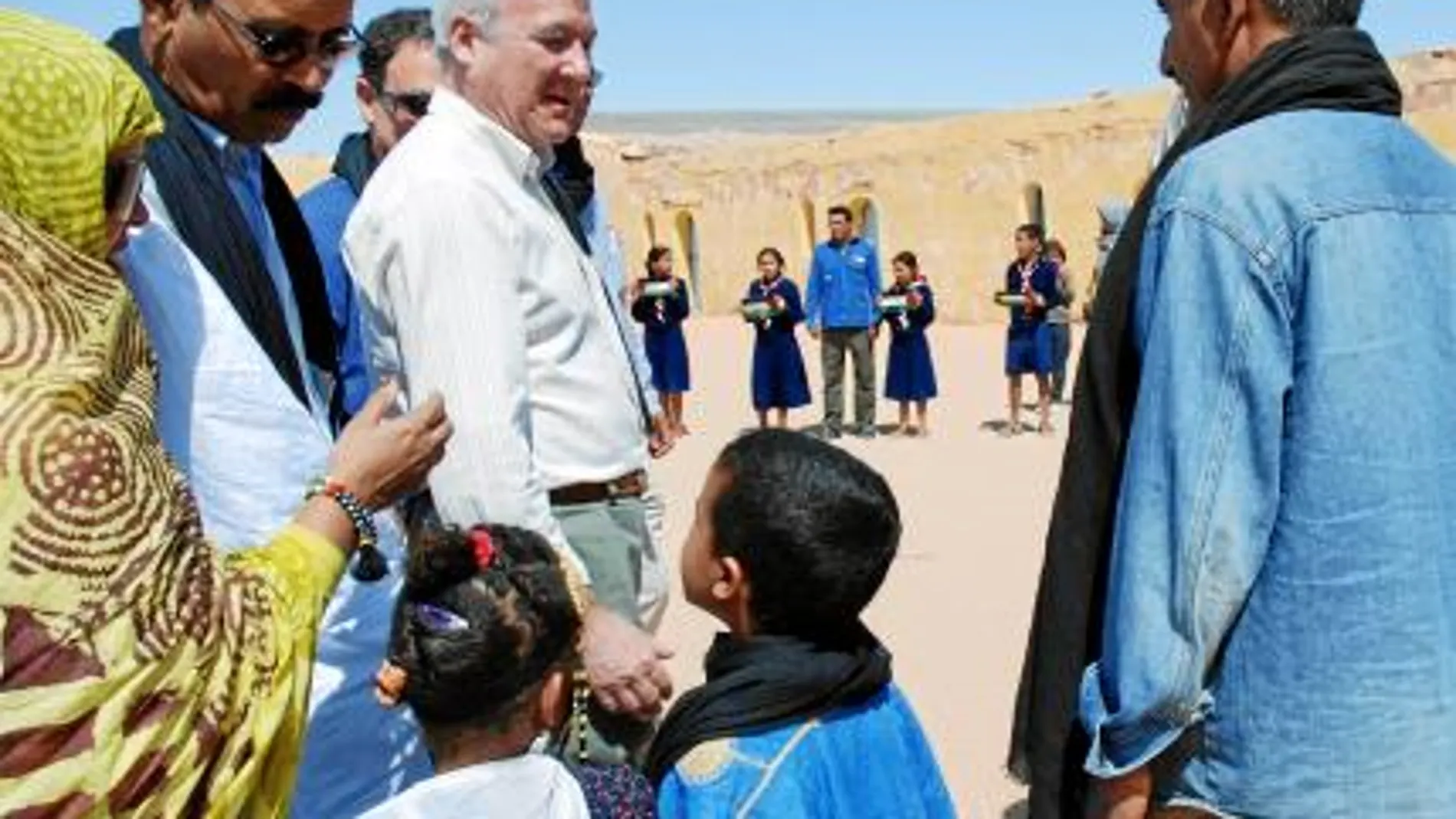 El presidente, Ramón Luis Valcárcel, durante su visita a los campamentos de refugiados de Tindouf