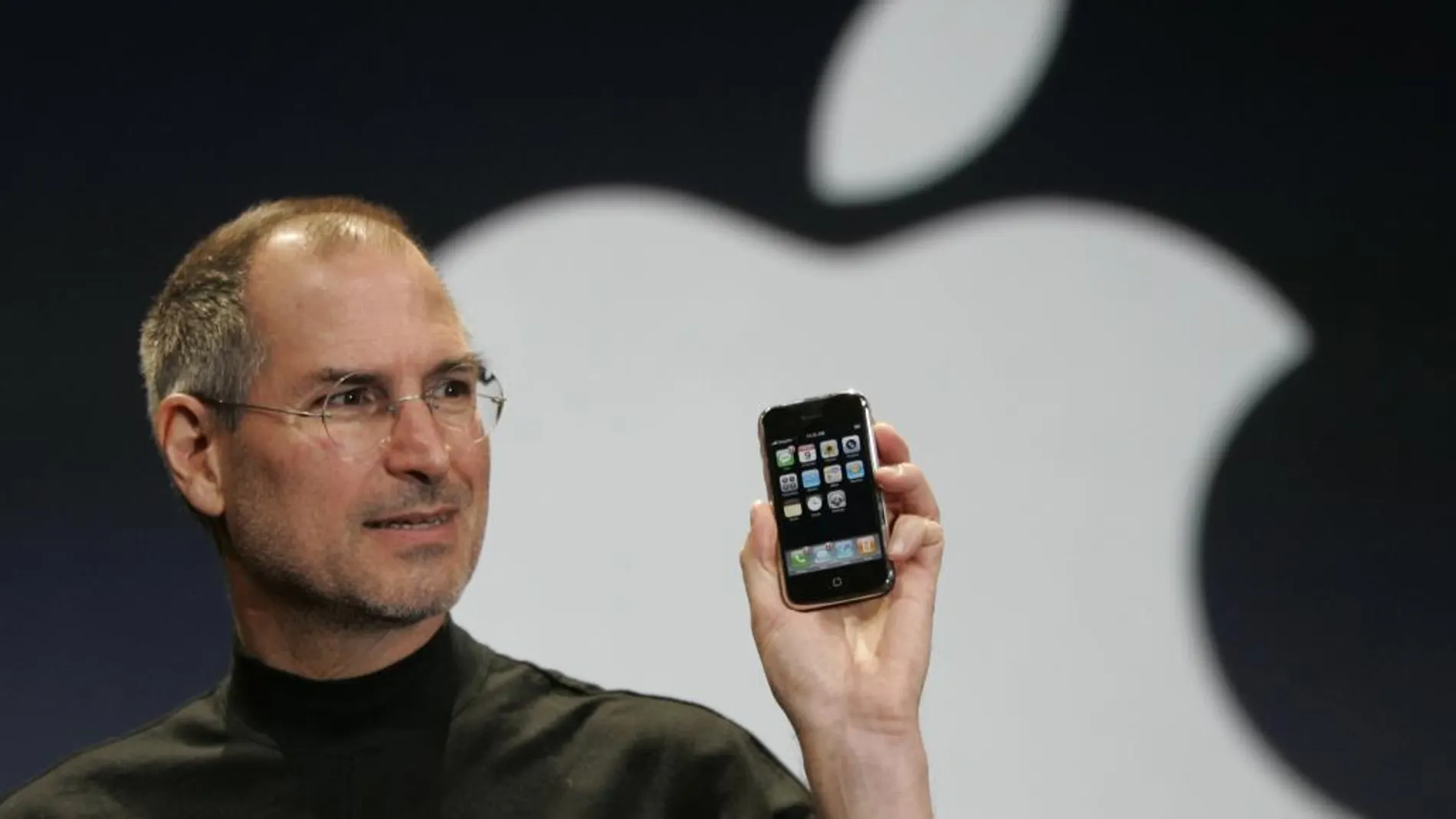 Steve Jobs el 9 de enero de 2007 presentando el iPhone, que se definió como un iPod con teléfono móvil y pantalla táctil.