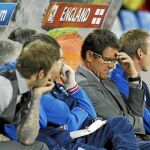 Fabio Capello, cabizbajo y abatido, durante el partido que su selección perdió frente a Alemania