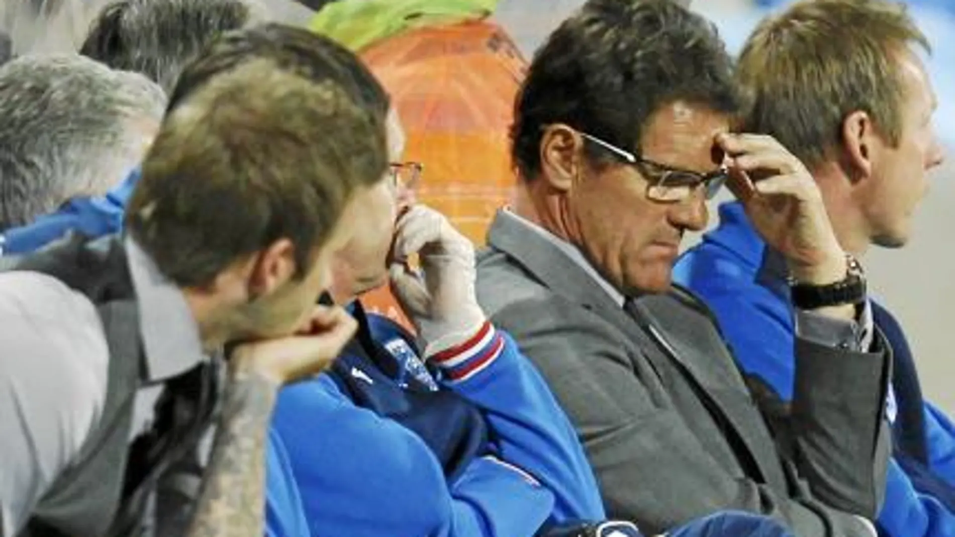 Fabio Capello, cabizbajo y abatido, durante el partido que su selección perdió frente a Alemania
