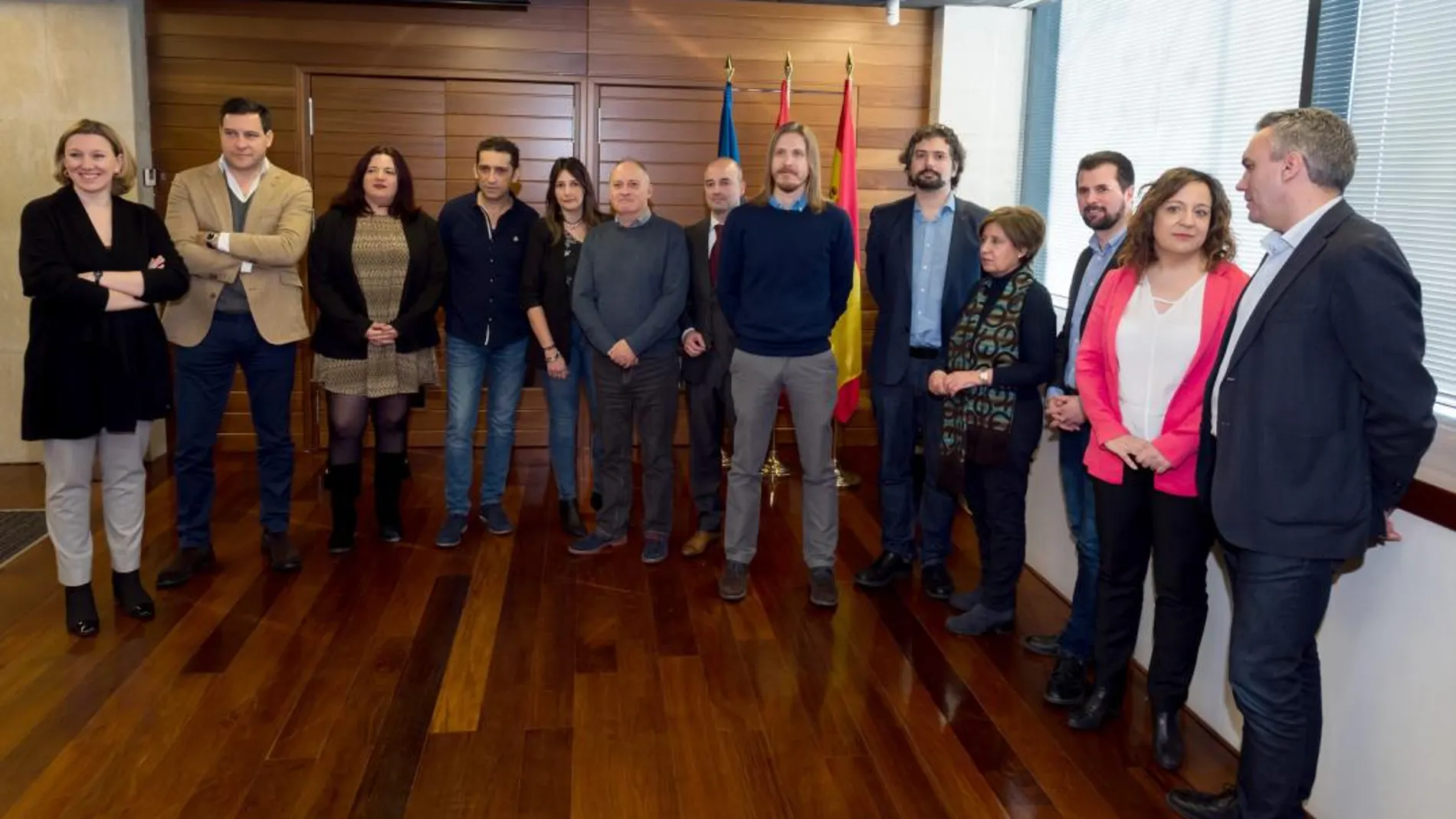 Los secretarios de CCOO y UGT, junto con los portavoces de todos los grupos políticos de las Cortes de Castilla y León, presentan el manifiesto conjunto suscrito con motivo de la celebración del Día Europeo por la Igualdad Salarial