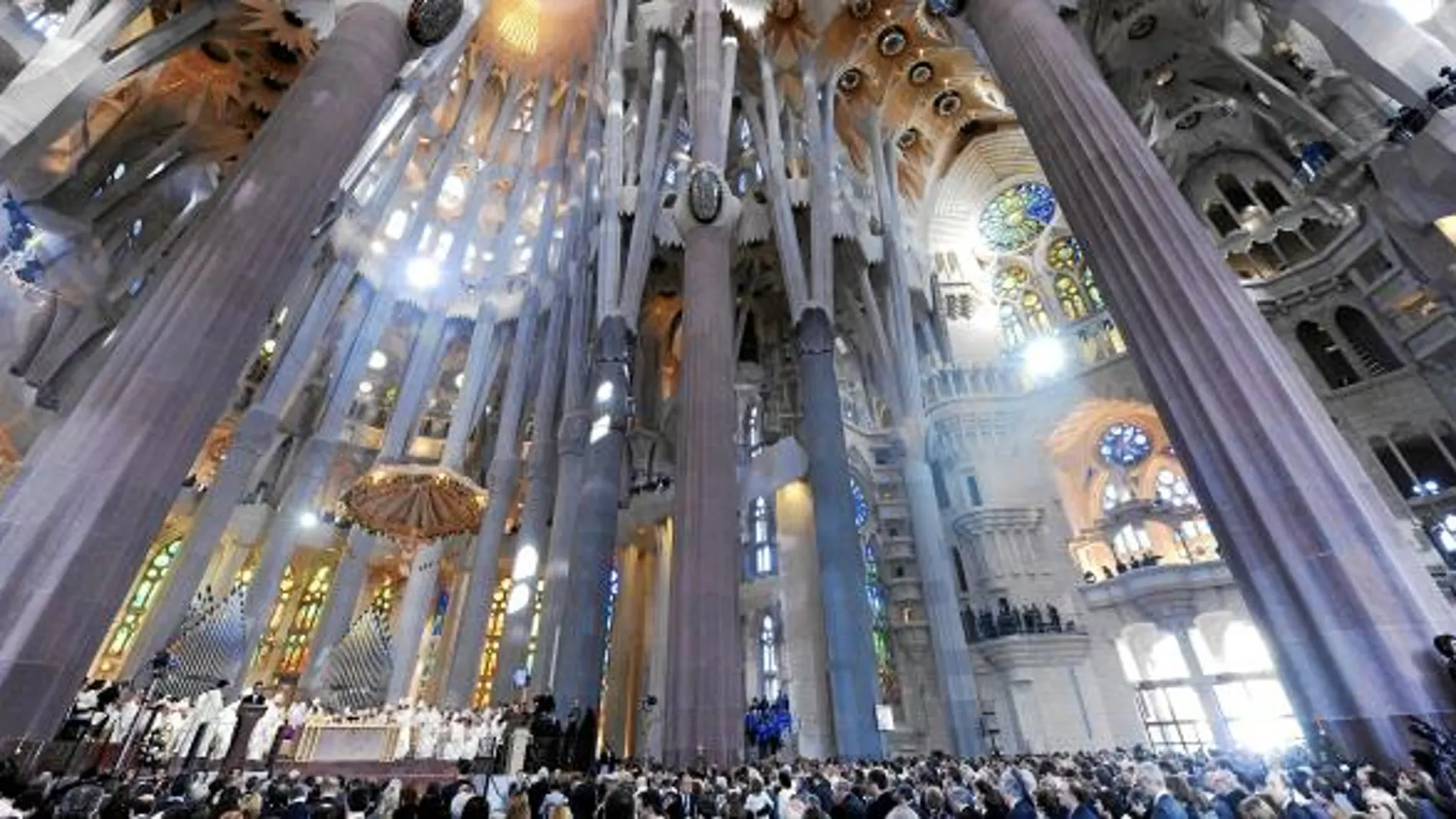 Una imagen del interior de la basílica durante la visita del Papa