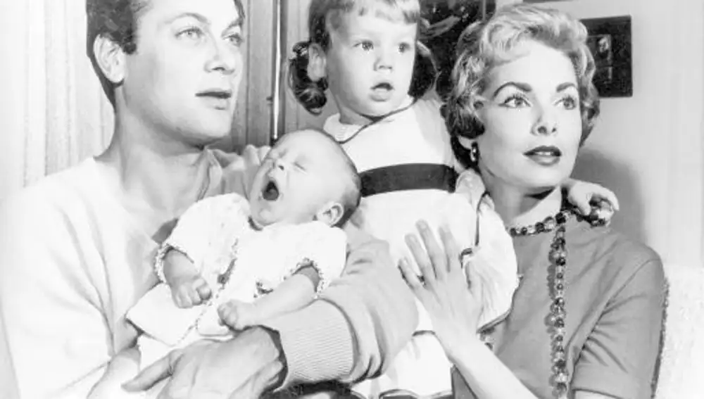 Tony Curtis y Janet Leigh, con sus hijas Kelly, de 2 años y medio, y la recién nacida Jamie Lee