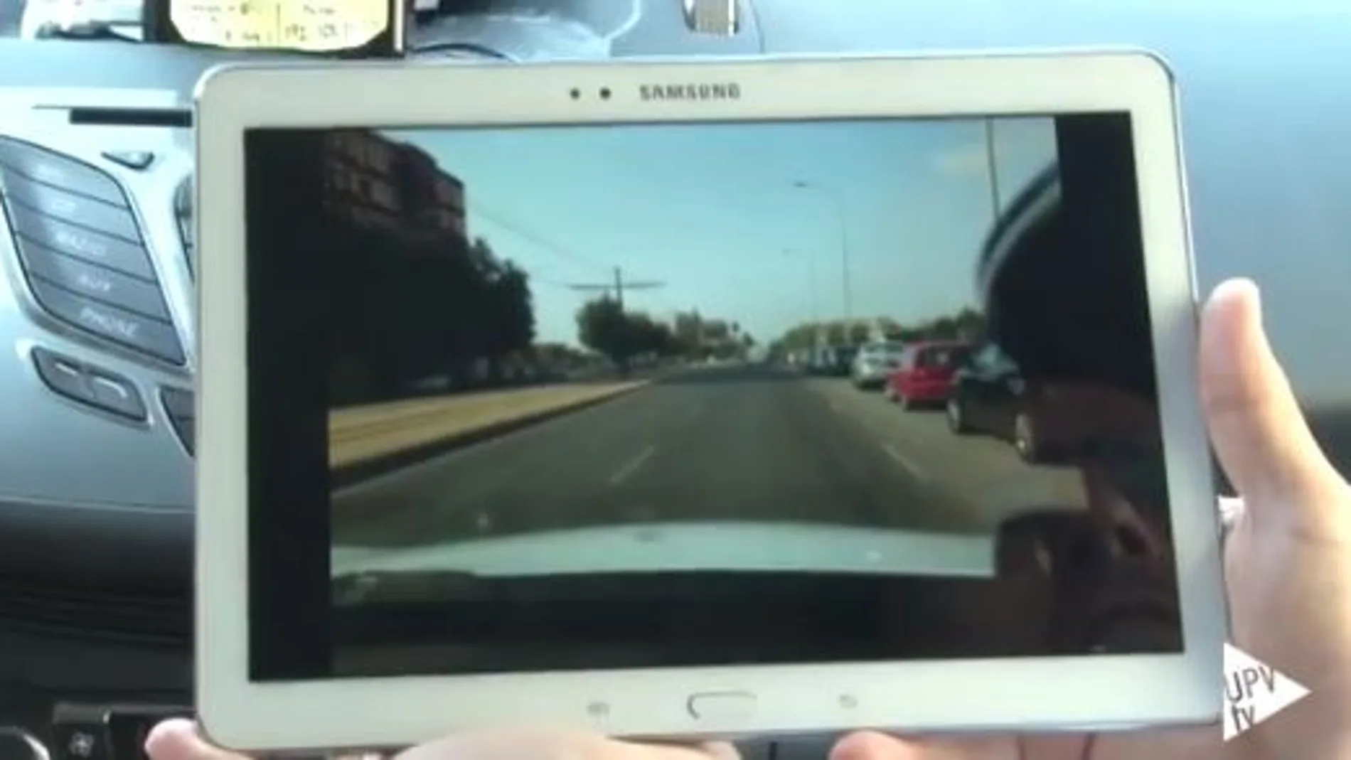 La aplicación recibe y muestra en tiempo real en la tableta o smartphone el vídeo de la carretera tal y como es observado desde uno de los vehículos que nos precede.