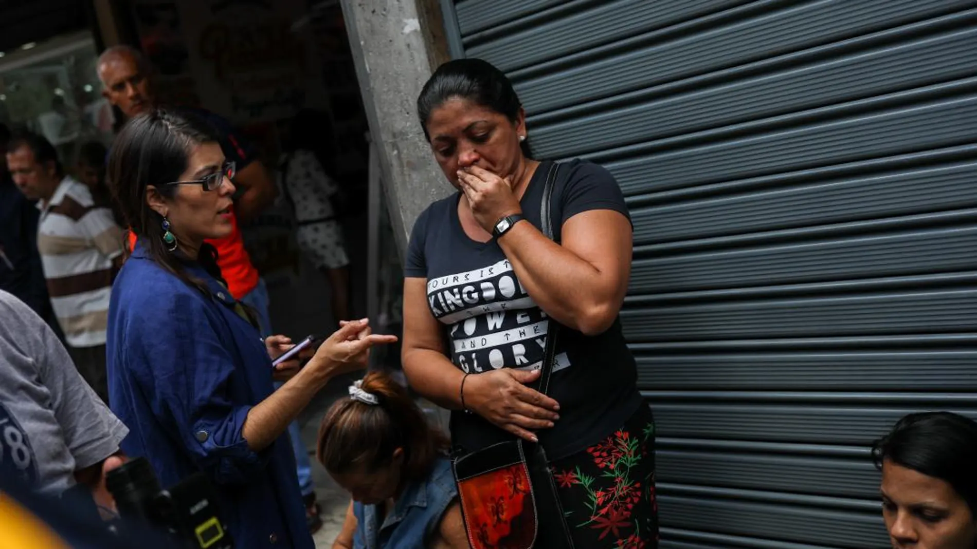 Familiares de víctimas de la estampida del Club Social El Paraíso, en Caracas, donde murieron más de 15 personas tras una explosión
