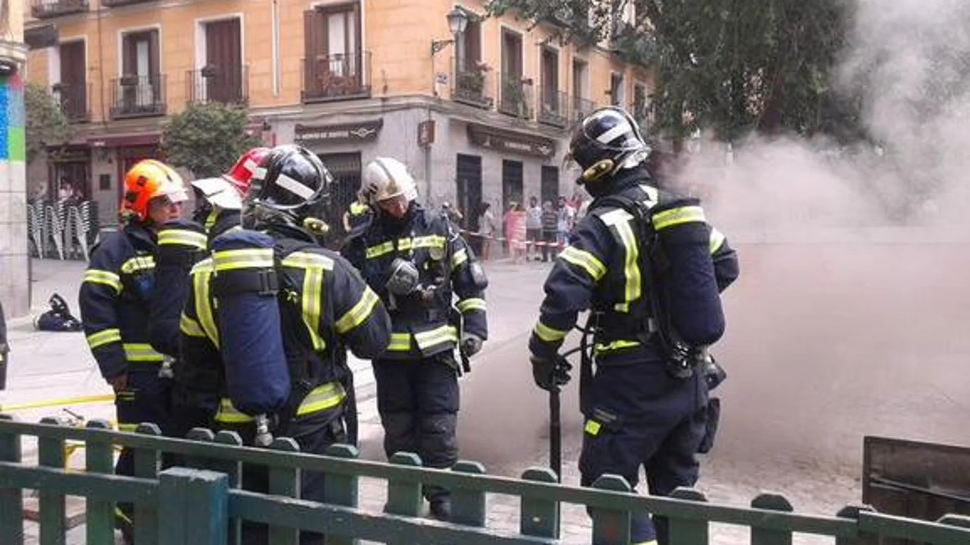 Los bomberos tratando de apagar el incendio