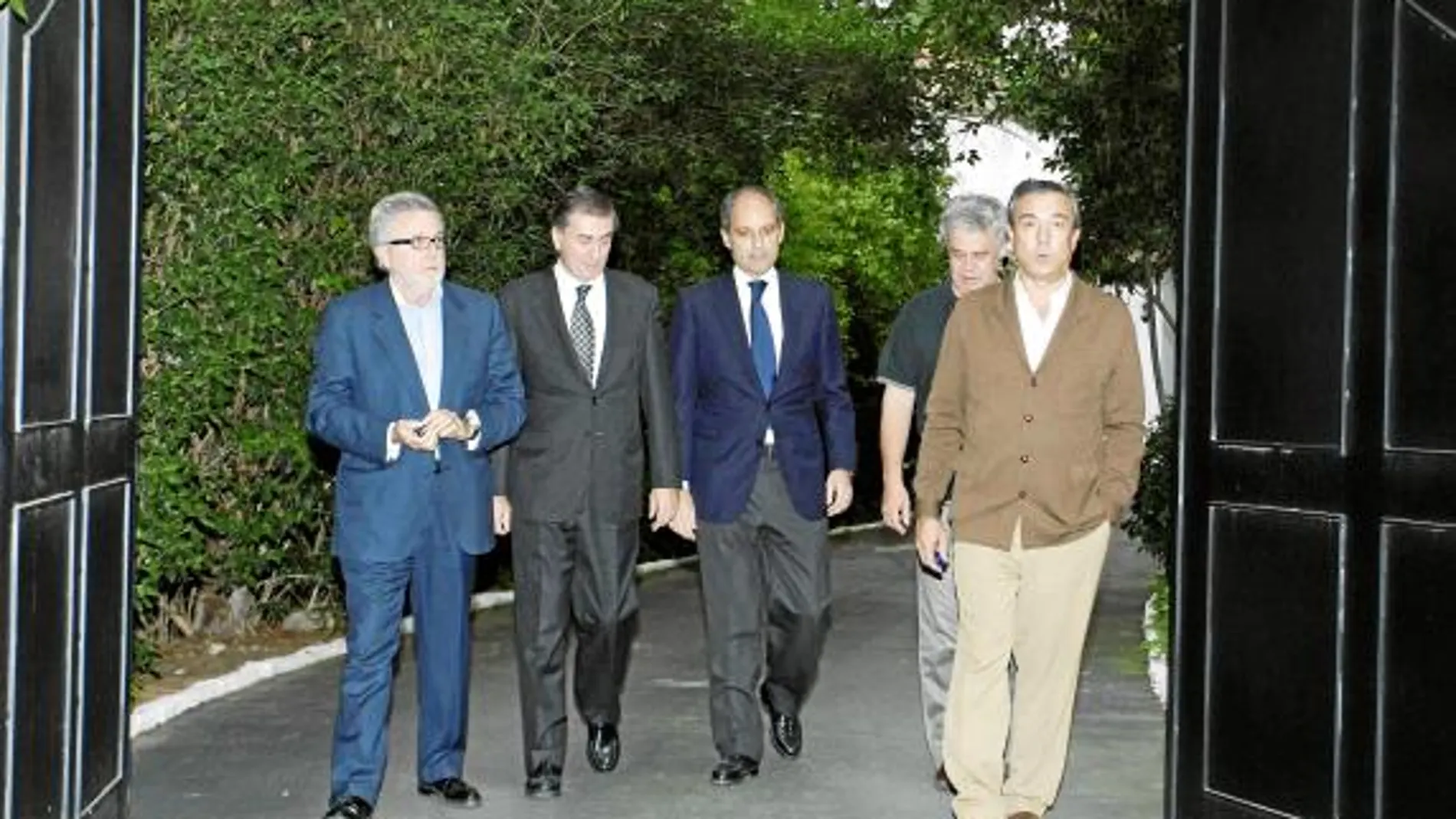 El presidente Francisco Camps con el hijo de Berlanga y los de Vizcaíno Casas