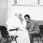 El 2 de diciembre de 1983, Alí Agca recibe el perdón de Juan Pablo II