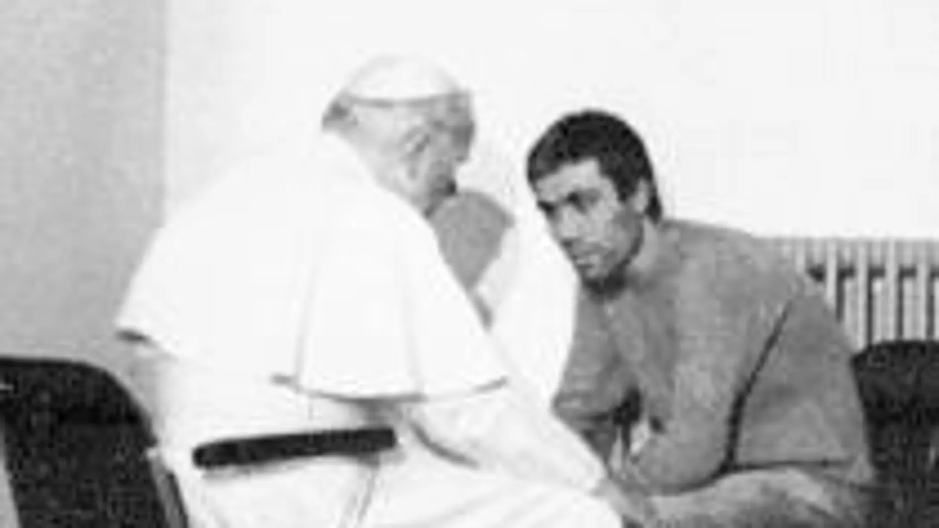 El 2 de diciembre de 1983, Alí Agca recibe el perdón de Juan Pablo II
