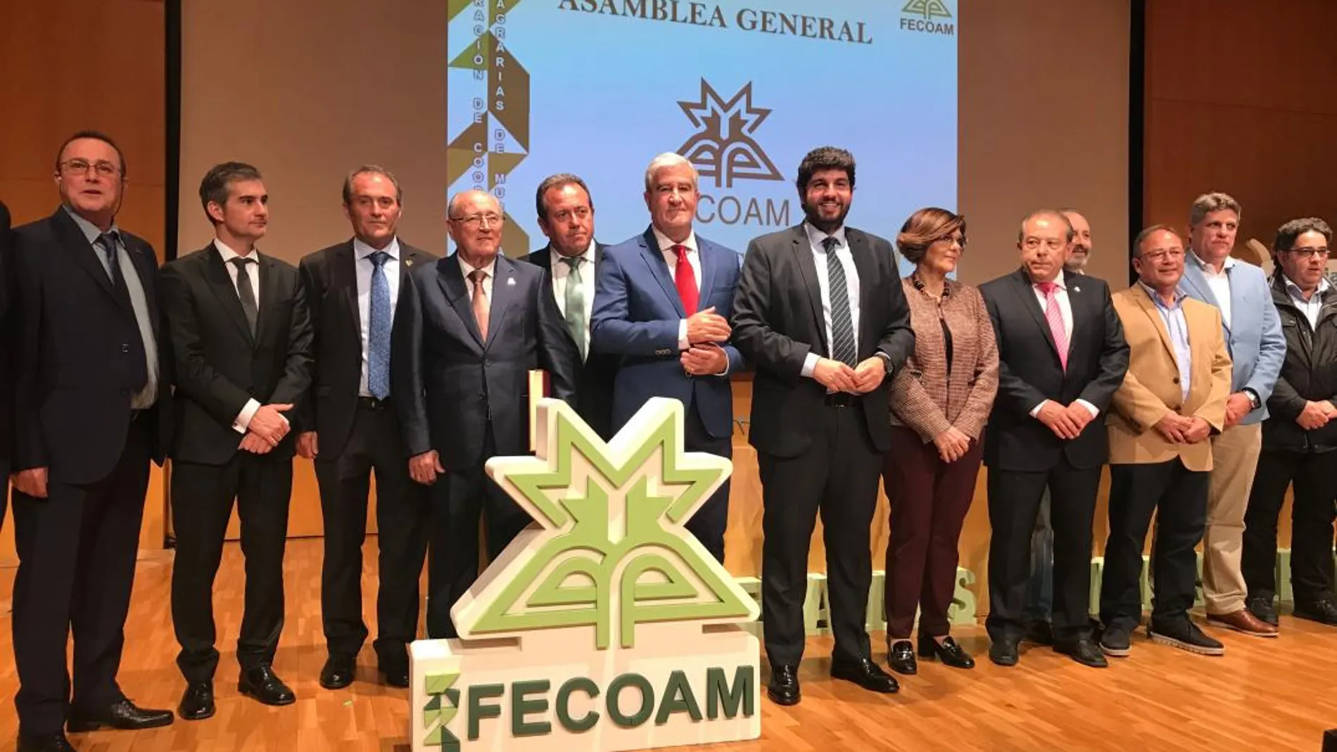 LA RAZÓN. El presidente de la Comunidad, Fernando López Miras, junto a la presidenta de la Asamblea Regional y los miembros de la directiva de Fecoam