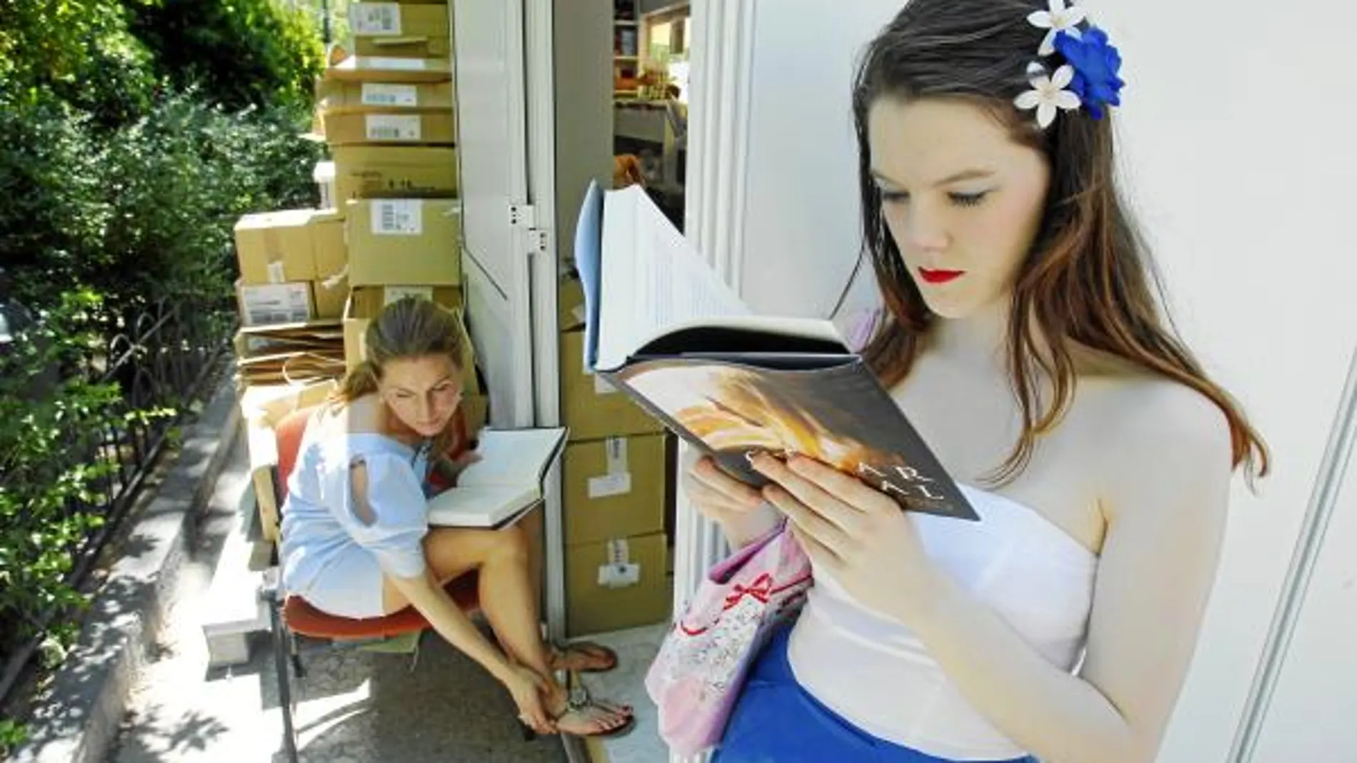 Una joven lee a César Vidal, que acaba de presentar otro libro abultado, «La flor del azahar»