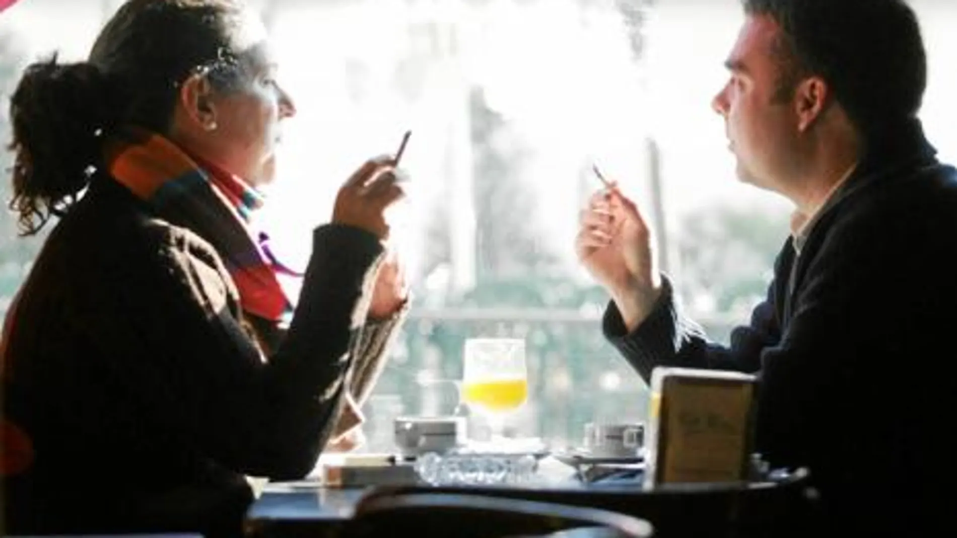 El 57,9% de los españoles cree que la ley no se respeta, y cada vez más piensan que la norma no ha servido para que se fume menos