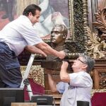Colau ya mandó retirar el busto de Juan Carlos I del salón de plenos del Ayuntamiento
