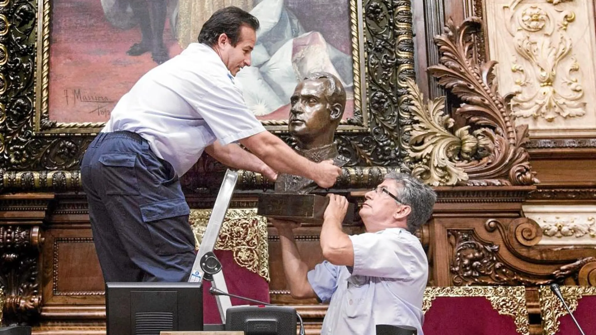 Colau ya mandó retirar el busto de Juan Carlos I del salón de plenos del Ayuntamiento