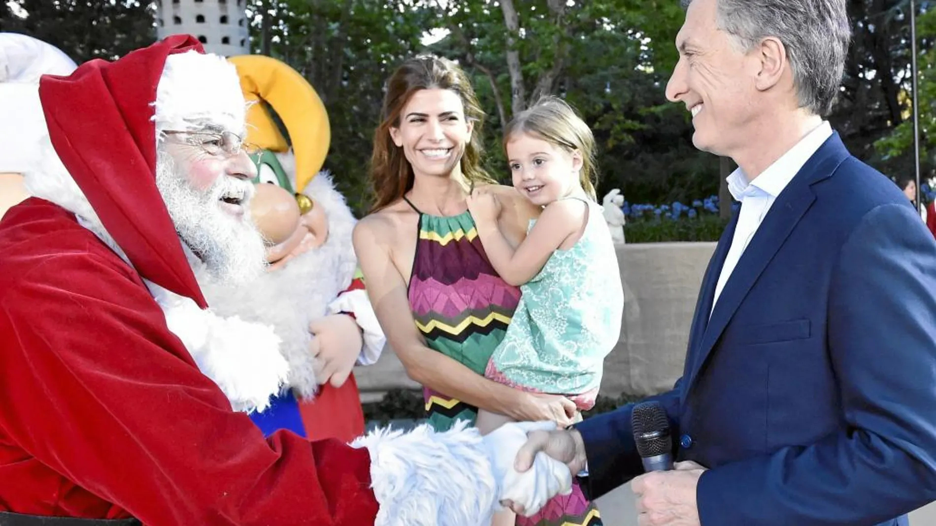 El presidente Mauricio Macri saluda a Santa Claus frente a la residencia oficial de Los Olivos en presencia de su mujer Juliana y su hija Antonia
