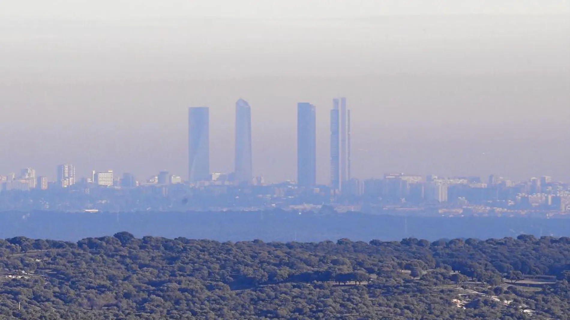 Vista de la capa de contaminación que cubría ayer la ciudad de Madrid a pesar de que se activó el nivel de alerta 1