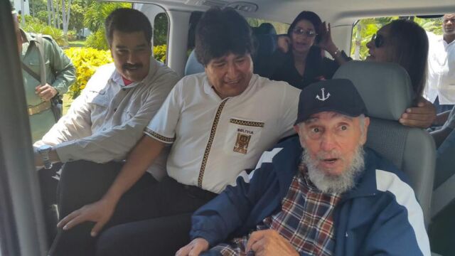 Nicolás Maduro y Evo Morales junto al líder cubano Fidel Castro hoy en La Habana (Cuba)