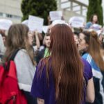 Estudiantes de Bachillerato se manifiestan frente a la Facultad de Filosofía y Letras del Campus de Cáceres / Foto: Efe