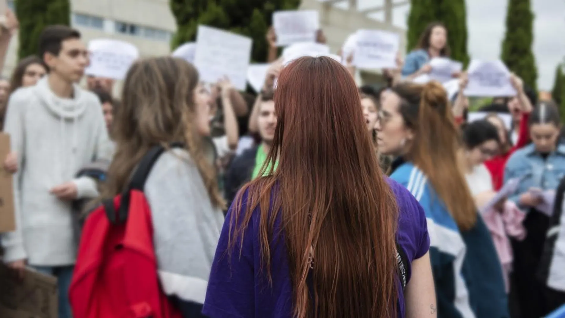 Estudiantes de Bachillerato se manifiestan frente a la Facultad de Filosofía y Letras del Campus de Cáceres / Foto: Efe