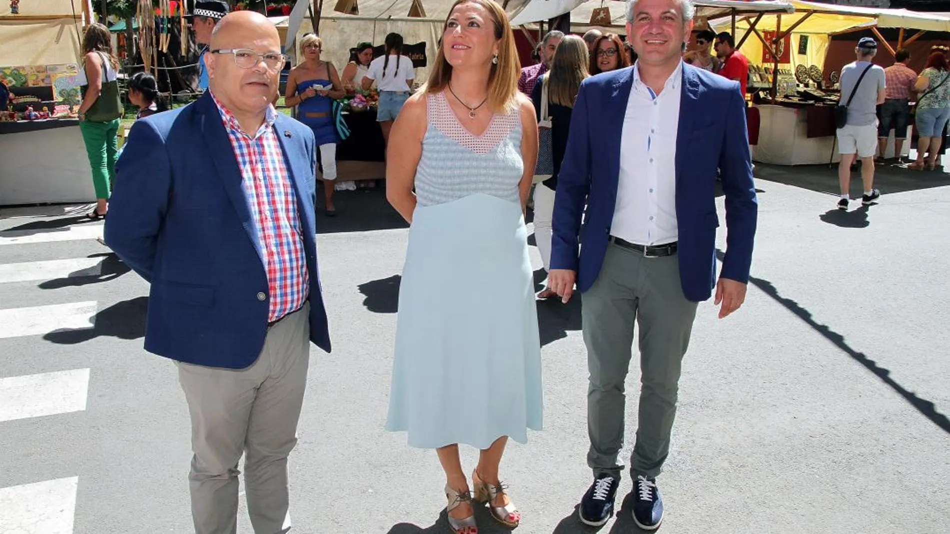 La delegada Virginia Barcones inaugura la Feria Multisectorial de Cistierna, acompañada por el alcalde, Nicanor Sen y el subdelegado en León, Faustino Sánchez
