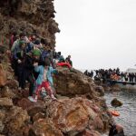 Cientos de refugiados sirios llegan a diario a Lesbos.