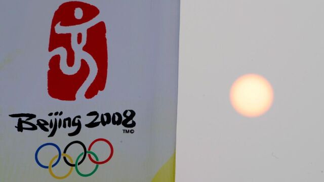 Fotografía de archivo fechada el pasado 27 de julio de 2008 que muestra el sol junto al logotipo de las Olimpiadas de China 2008 en la Villa Olímpica de Pekín