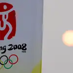Fotografía de archivo fechada el pasado 27 de julio de 2008 que muestra el sol junto al logotipo de las Olimpiadas de China 2008 en la Villa Olímpica de Pekín