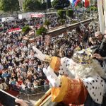 Los Reyes Magos saludaron a todos los niños desde el balcón del Ayuntamiento de Murcia y aseguraron que visitarían «todos los hogares murcianos»