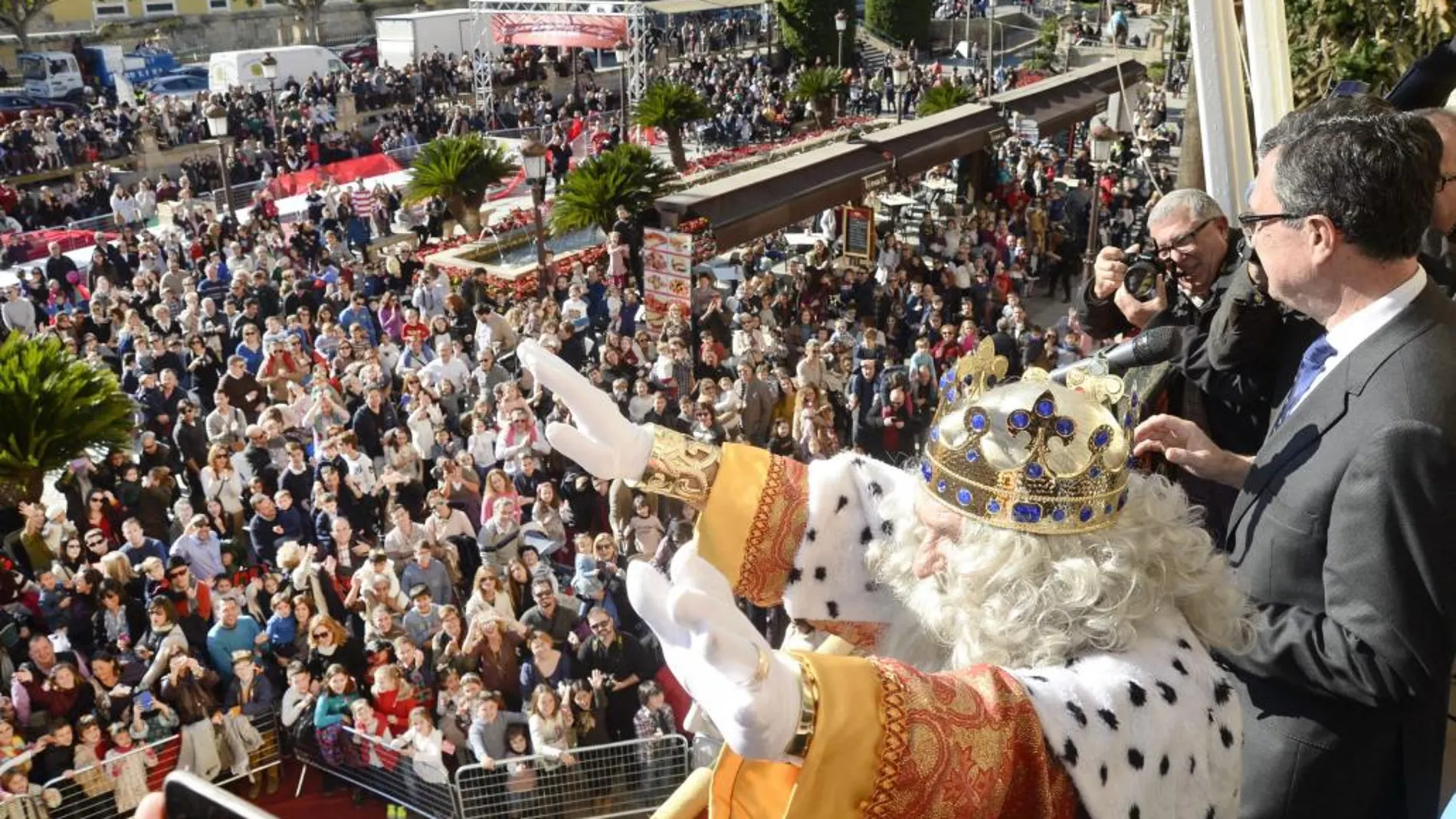 Los Reyes Magos saludaron a todos los niños desde el balcón del Ayuntamiento de Murcia y aseguraron que visitarían «todos los hogares murcianos»