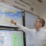 El director del Instituto Andaluz de Geofísica de Granada, José Morales, señala las zonas con mayor y menor intensidad donde se han sentido terremotos