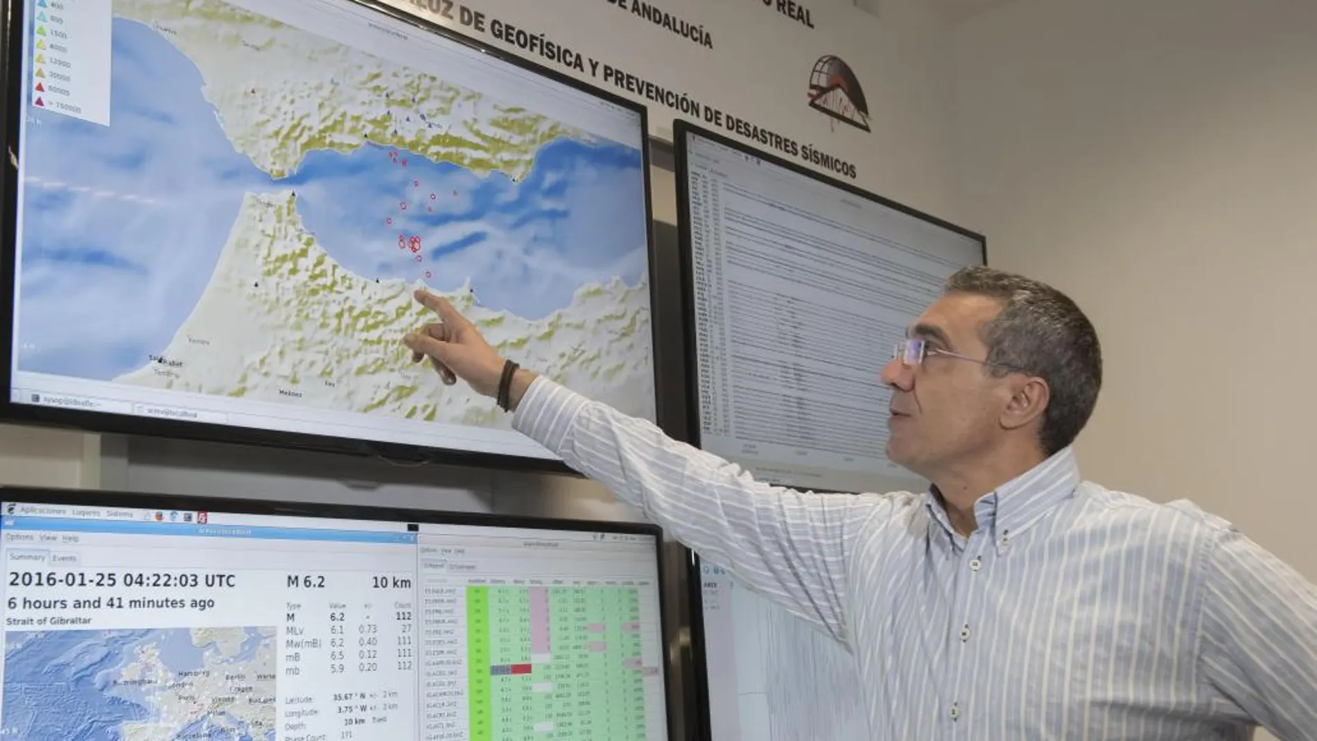 El director del Instituto Andaluz de Geofísica de Granada, José Morales, señala las zonas con mayor y menor intensidad donde se han sentido terremotos