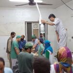 Varios voluntarios ayudan en un hospital en Afganistán