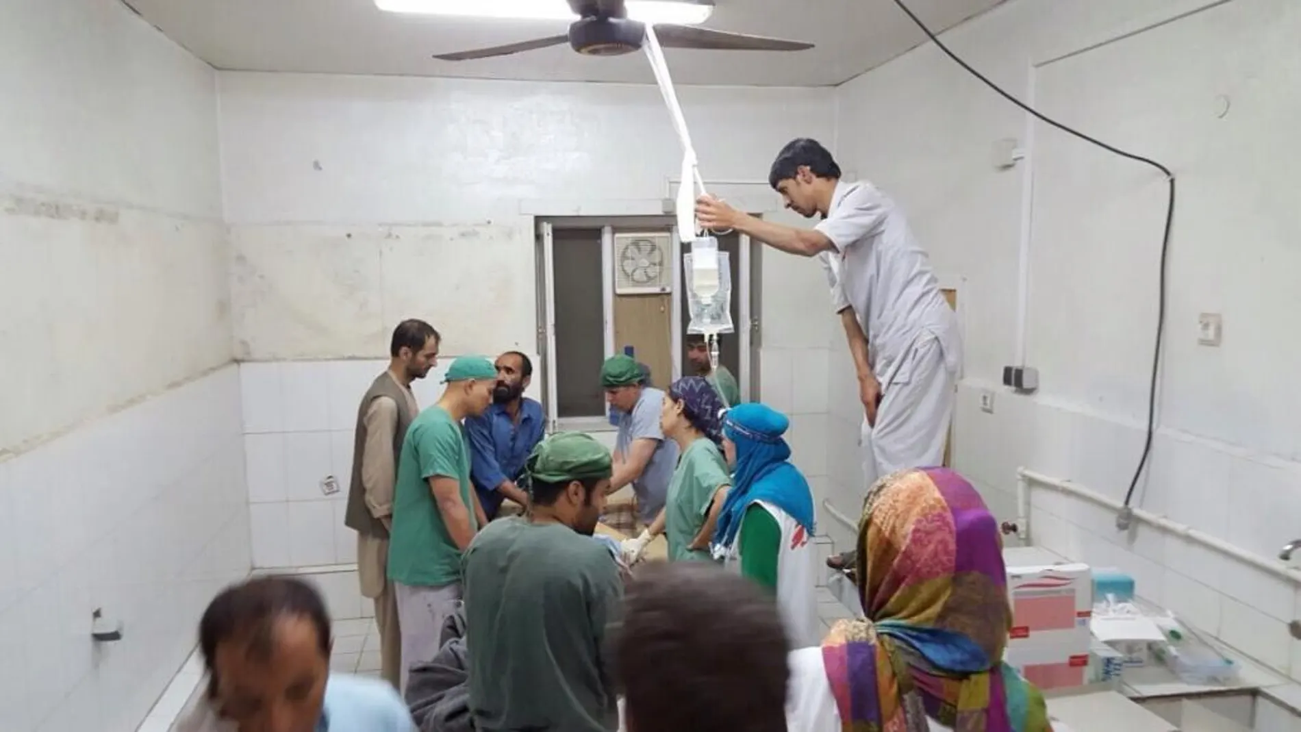 Varios voluntarios ayudan en un hospital en Afganistán