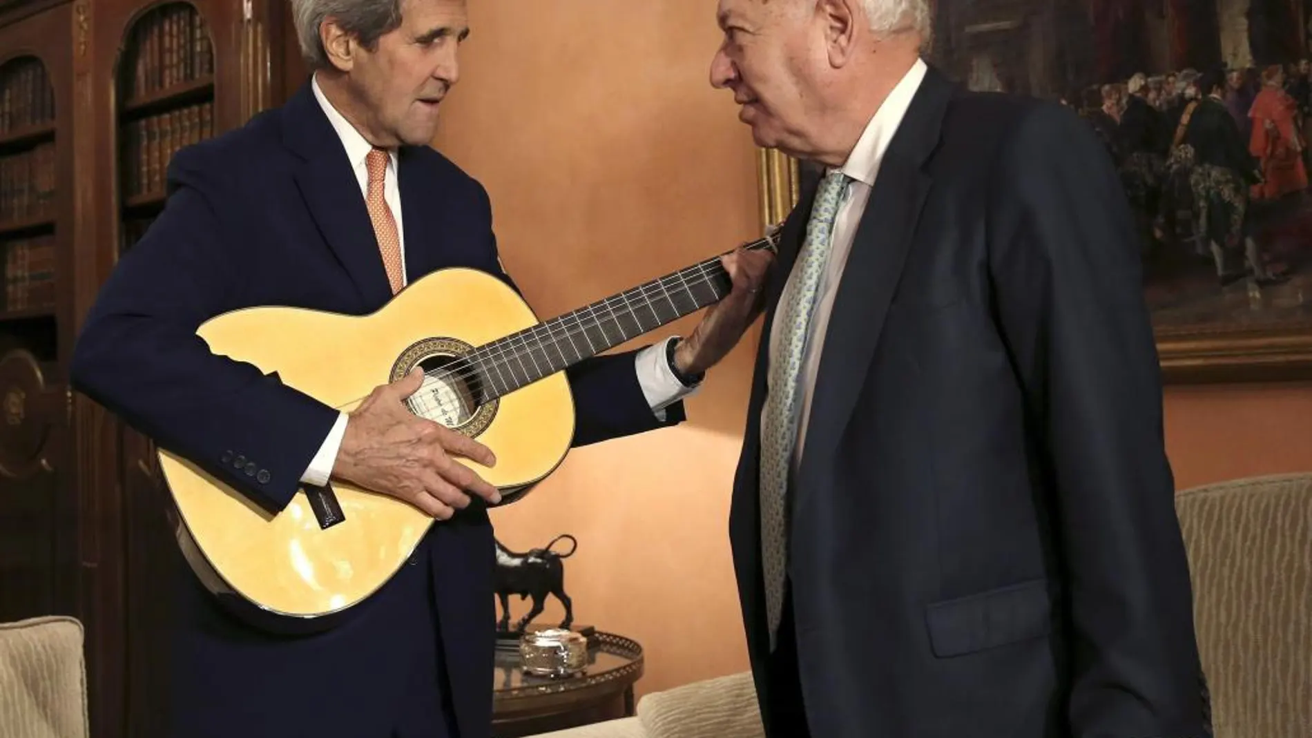 John Kerry posa con la guitarra que le ha regalado José Manuel García-Margallo