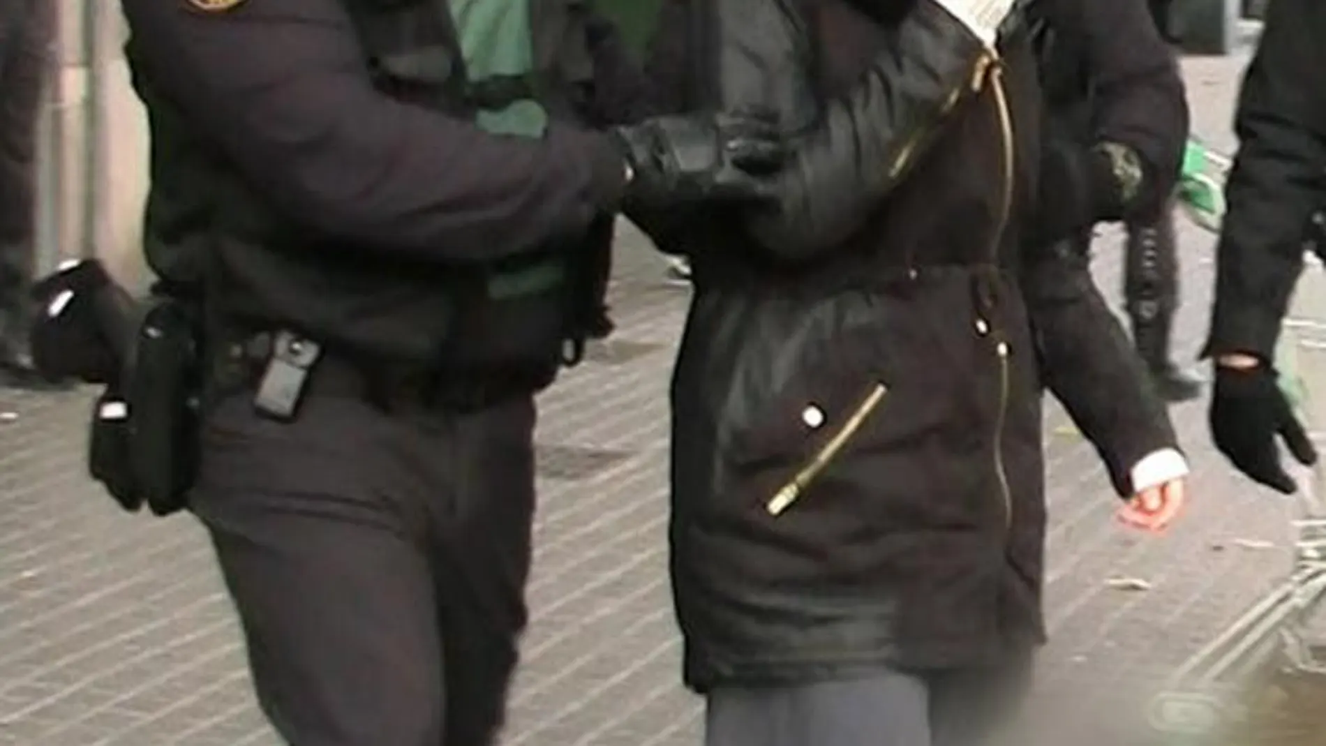 La supuesta yihadista ayer sale custodiada por agentes de la Guardia Civil de la casa en la que vivía en Granollers