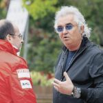 Briatore charla con un miembro del equipo Ferrari