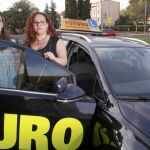 Dos alumnas de la autoescuela Futuro. Una de ellas no pudo examinarse en la DGT por un día de huelga