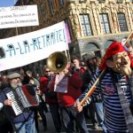 Un hombre disfrazado del presidente francés Nicolas Sarkozy con un sombrero jacobino participa en la manifestación convocada en Lille, ayer