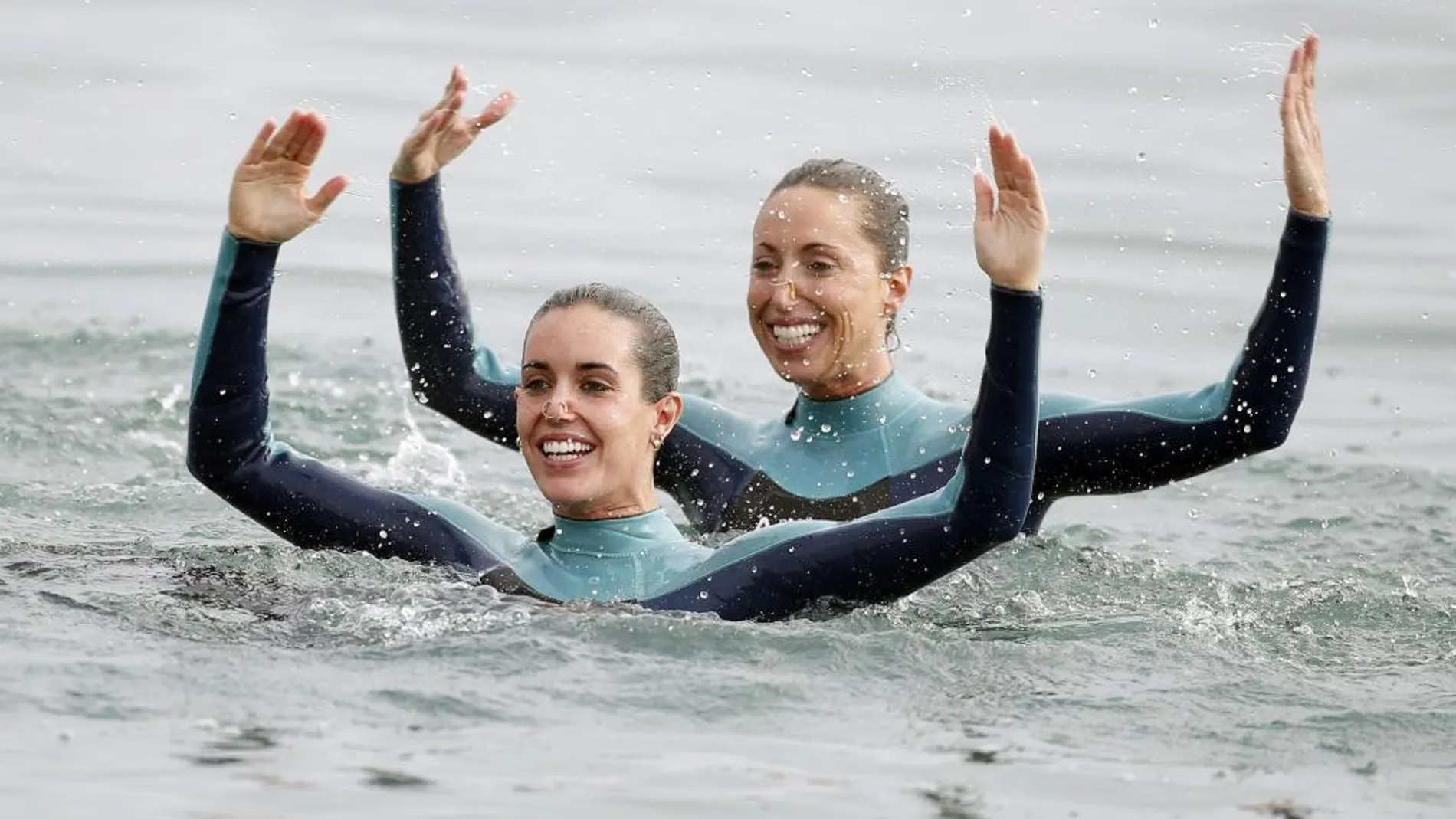 Gemma Mengual y Ona Carbonell, estrenaron esta mañana el año olímpico con una coreografía de natación sincronizada, hecha por primera vez en el mar