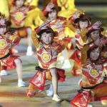 Un grupo de niños chinos participan en las celebraciones para dar la bienvenida al Año Nuevo junto al Templo Imperial Ancestral en Pekín.